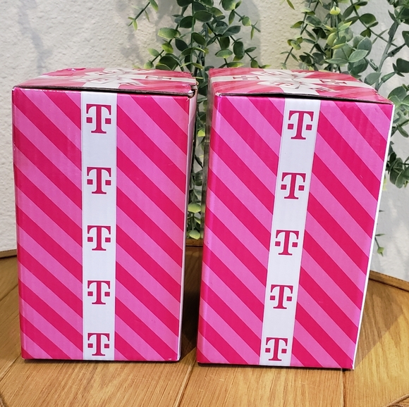 Set of 2 T-Mobile Holiday Collectible Etched 16oz Glasses (2023) NEW! - Picture 12 of 14